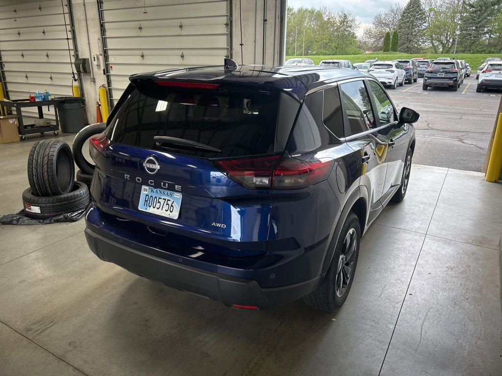 Used 2025 Nissan Rogue SV image 6