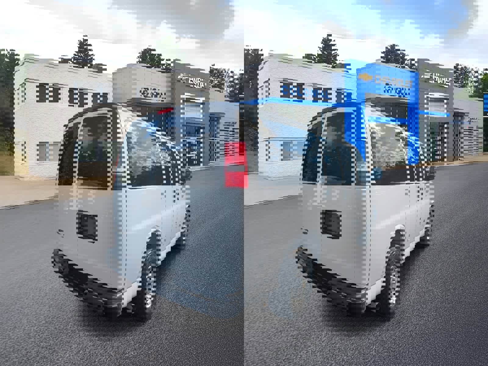 Used 2025 Chevrolet Express 3500 LS w/ Chrome Appearance Package RWD image 4