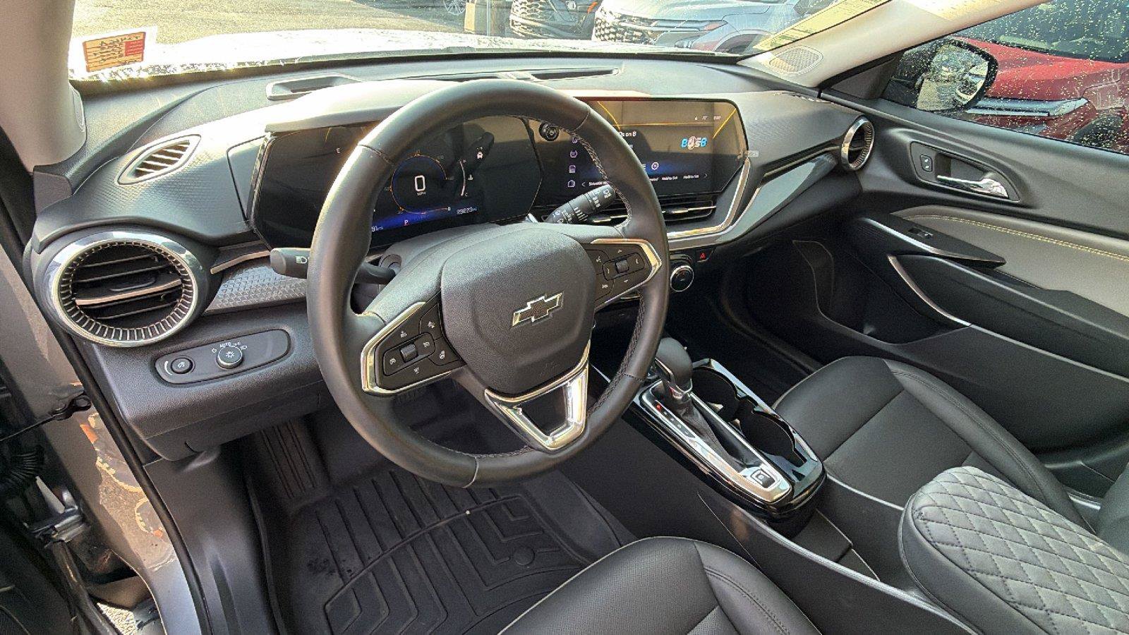Used 2025 Chevrolet Trax ACTIV w/ Driver Confidence Package FWD image 3