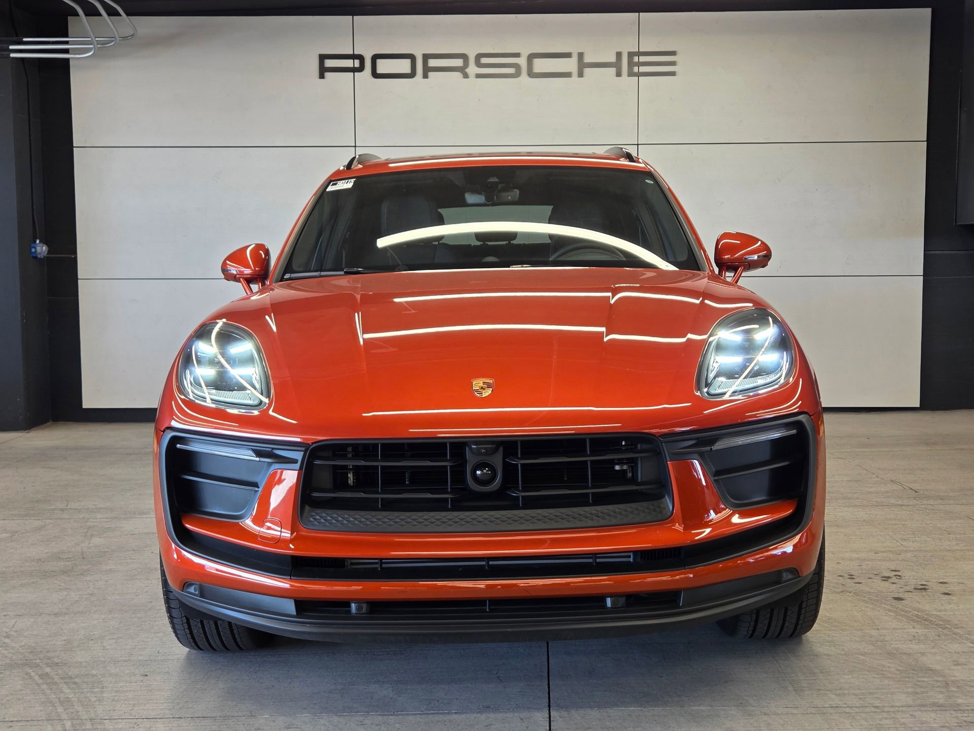Certified 2025 Porsche Macan AWD/4WD image 26