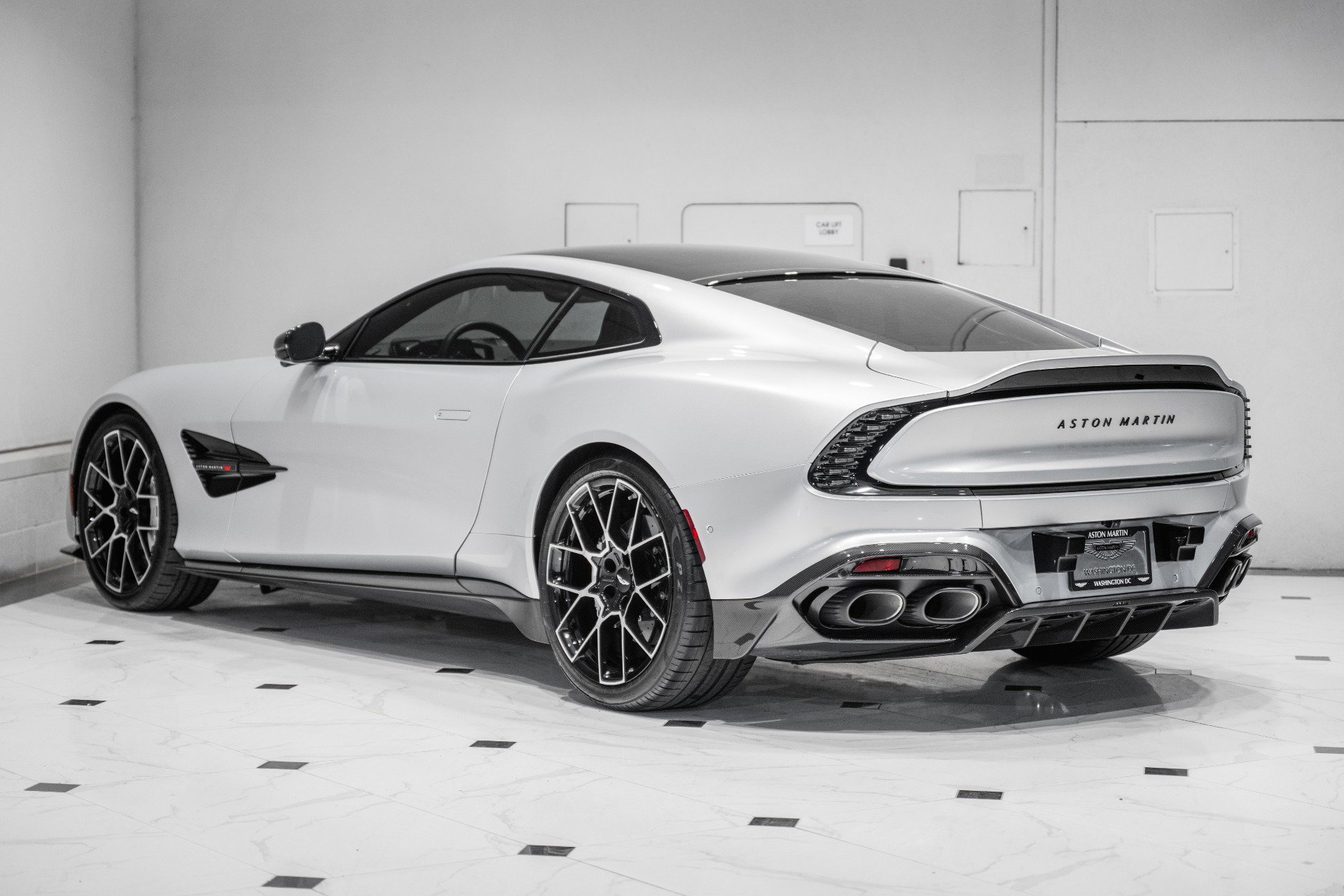 Used 2025 Aston Martin Vanquish image 2