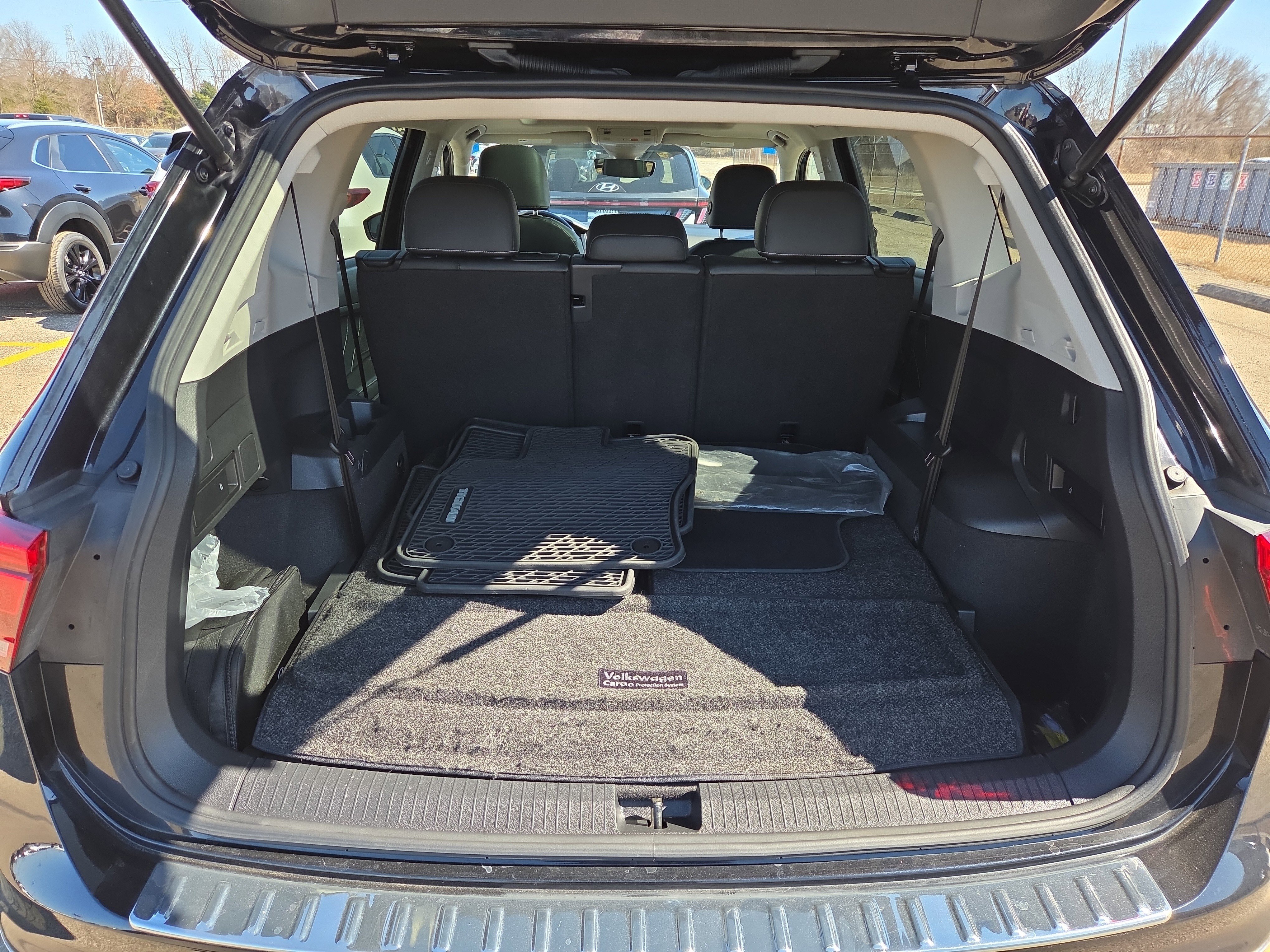 Used 2023 Volkswagen Tiguan SE w/ Panoramic Sunroof Package image 9