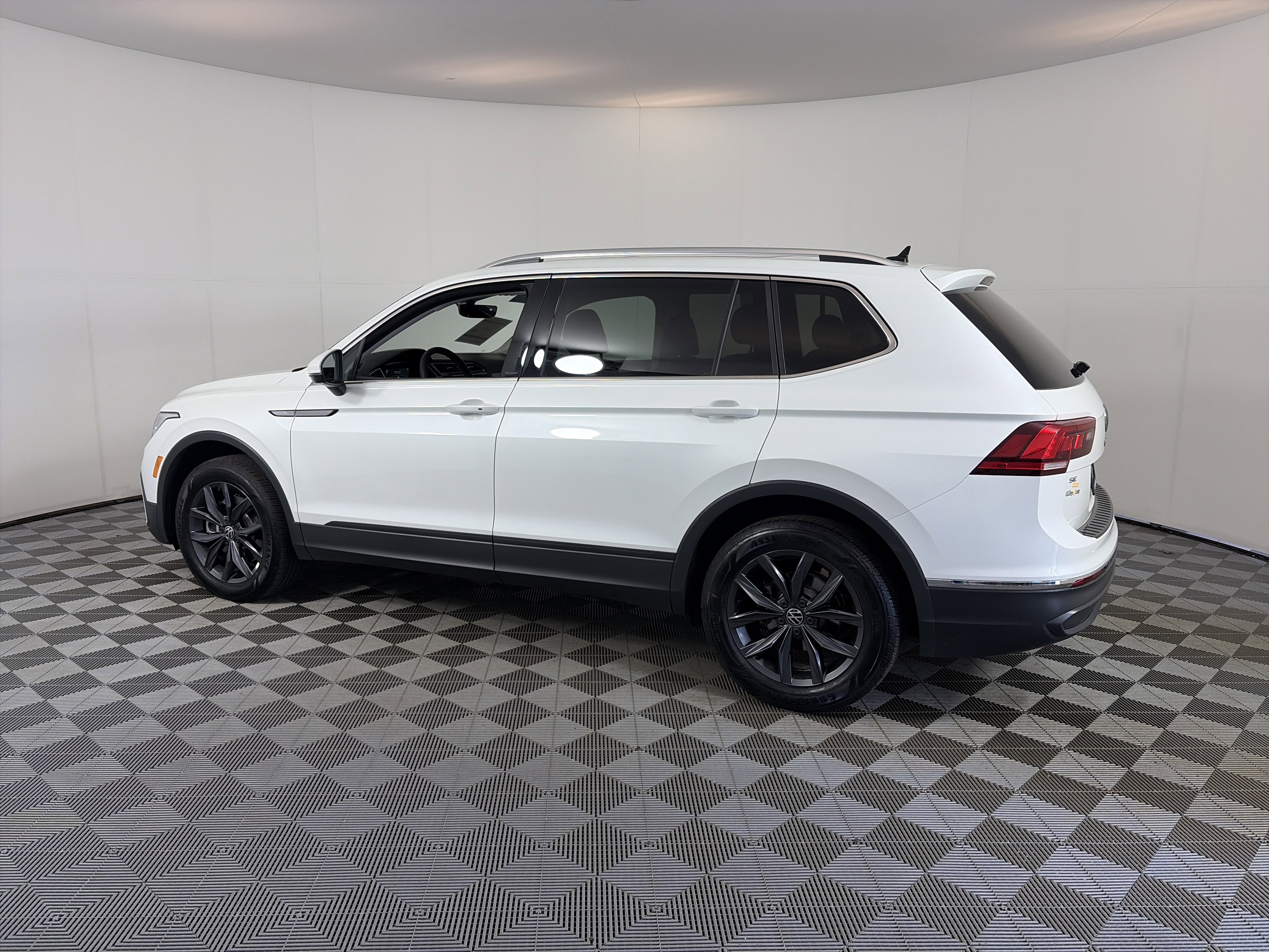 Used 2023 Volkswagen Tiguan SE w/ Panoramic Sunroof Package image 4