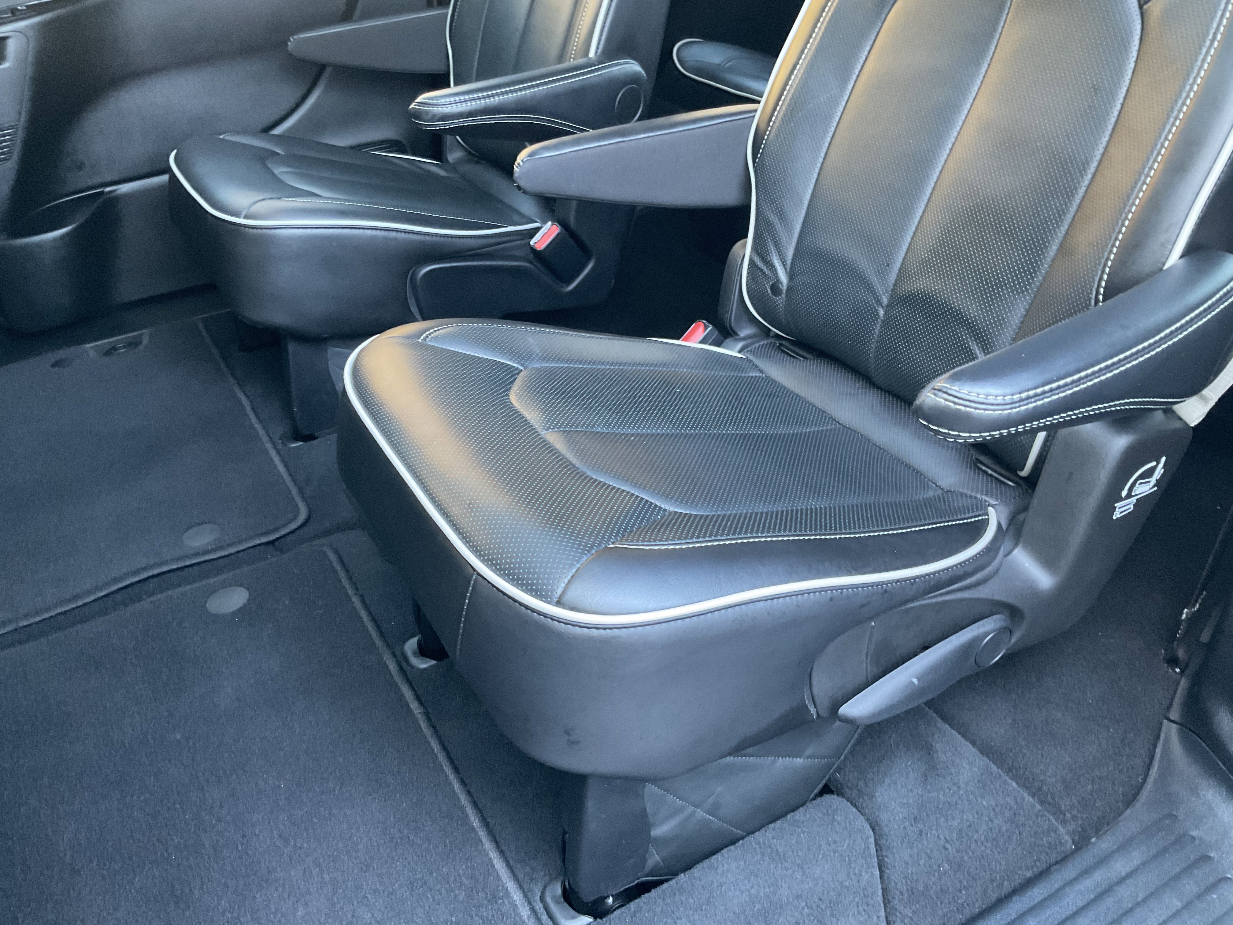 Used 2025 Chrysler Pacifica Limited FWD image 39
