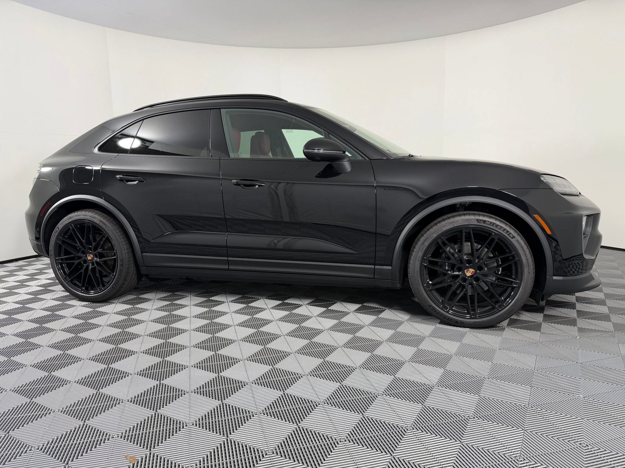 Certified 2026 Porsche Macan Electric RWD image 8