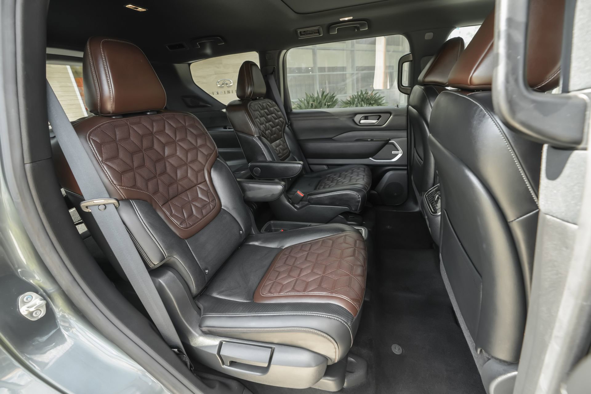 Used 2025 Nissan Armada Platinum image 37