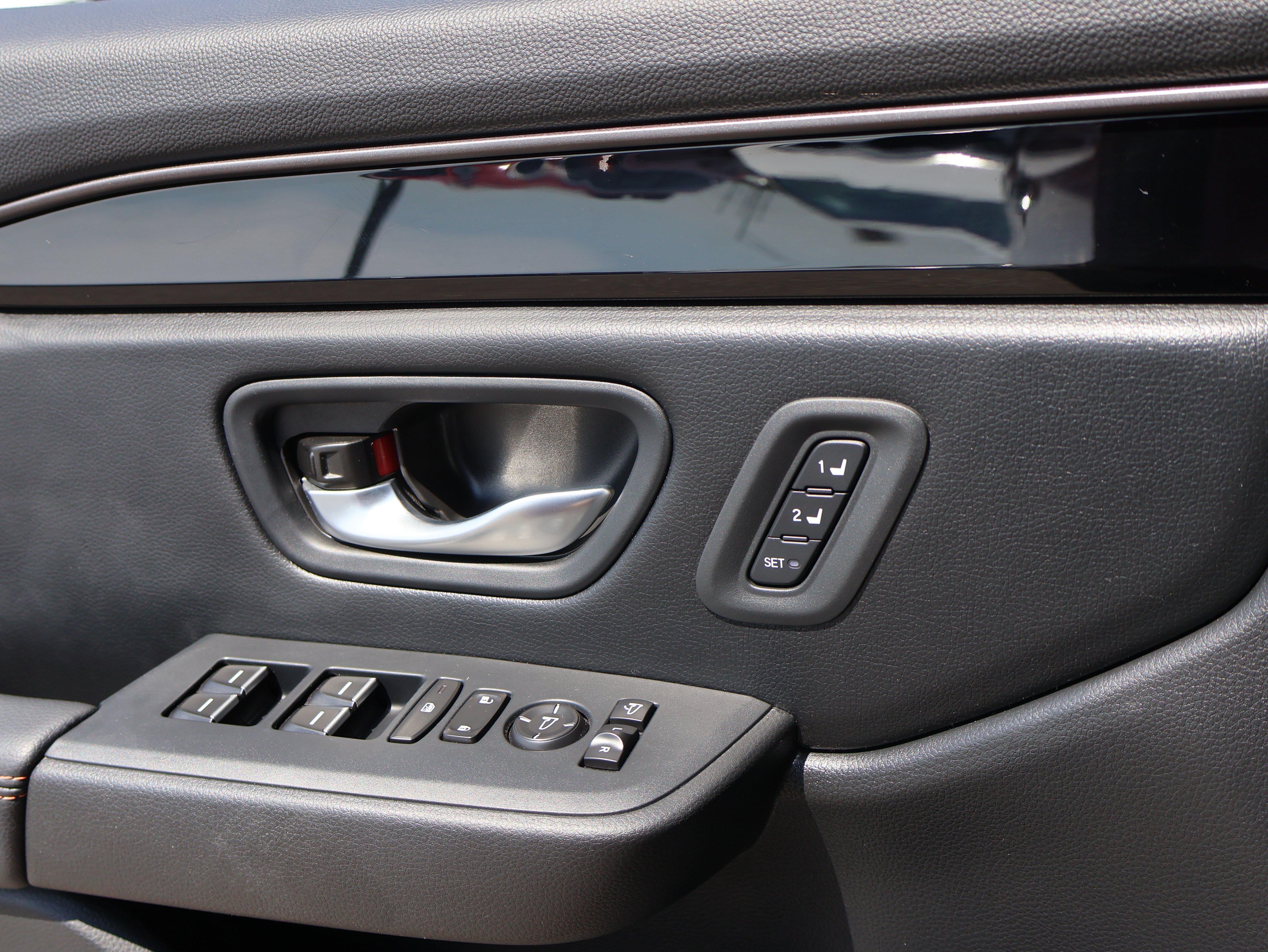 Used 2025 Honda Pilot TrailSport image 38