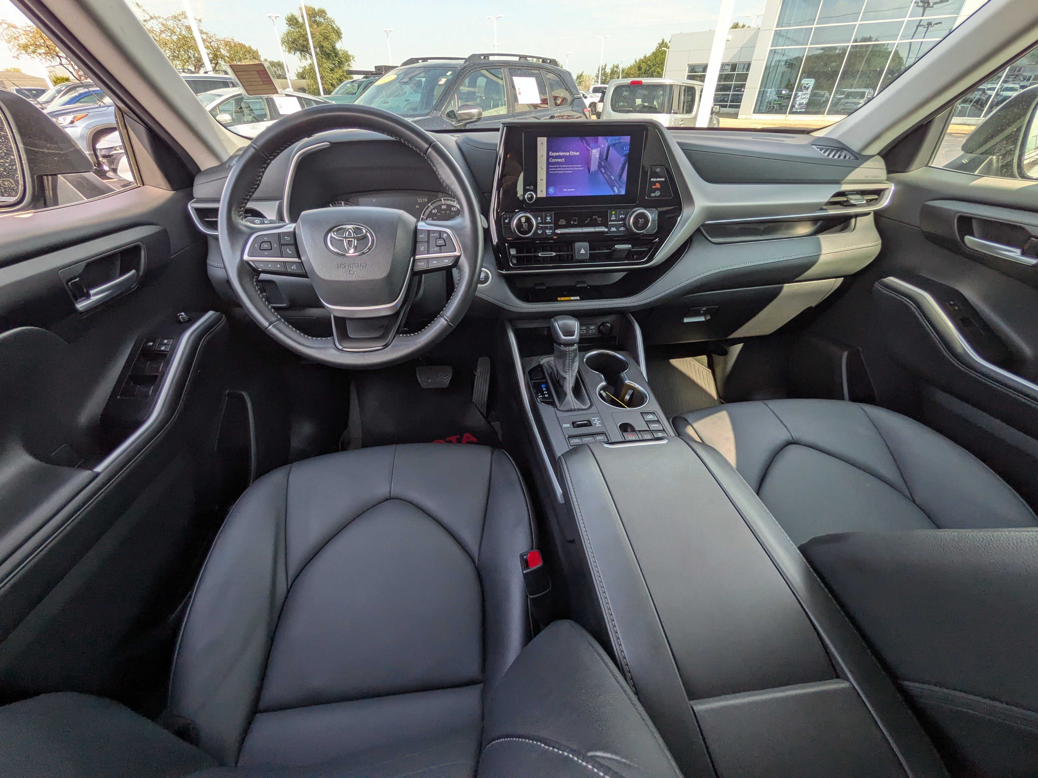 Used 2025 Toyota Highlander XLE AWD/4WD image 13