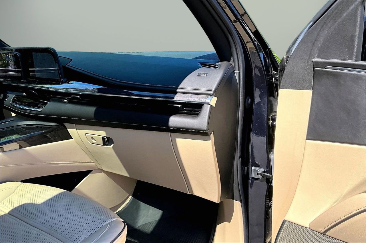 Used 2021 Cadillac Escalade Premium Luxury w/ LPO, Illumination Package AWD/4WD image 21