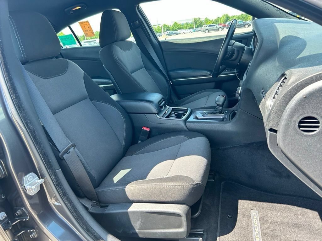 Used 2016 Dodge Charger SE RWD image 11