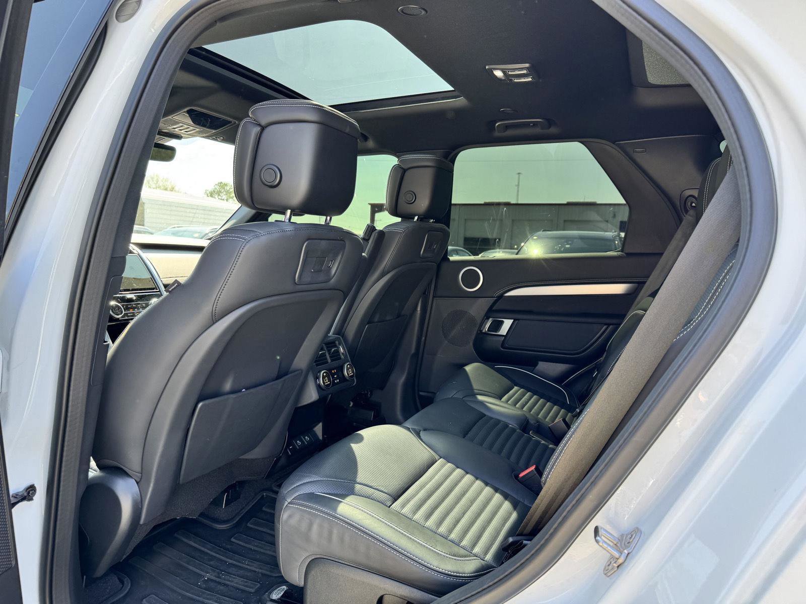 Used 2024 Land Rover Discovery Dynamic SE image 17