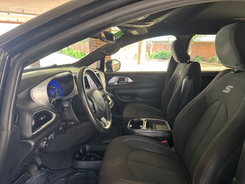 Used 2020 Chrysler Pacifica Touring w/ S Appearance Package FWD image 11