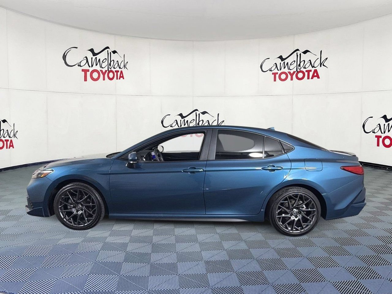 Used 2025 Toyota Camry XSE FWD image 5