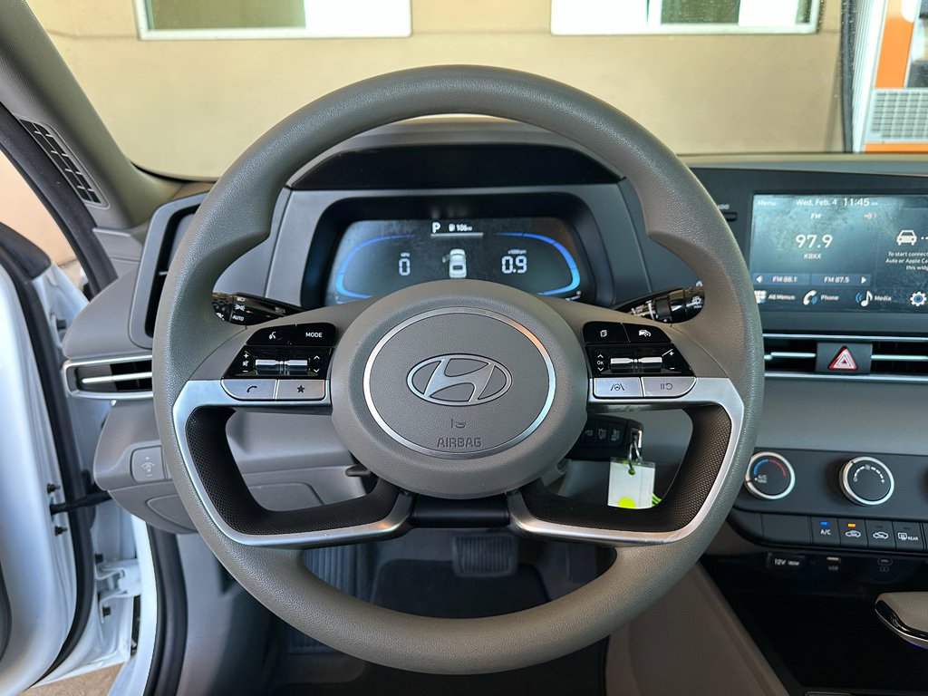 Used 2025 Hyundai Elantra SE image 17