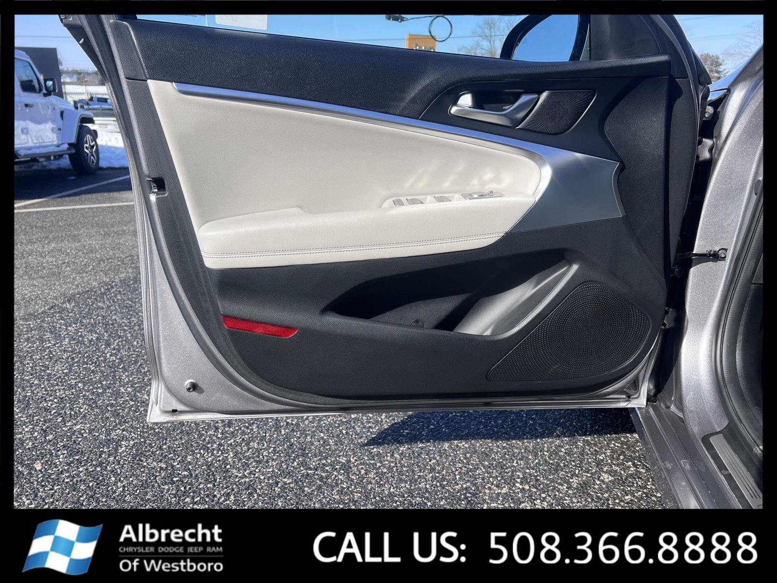 Used 2025 Genesis G70 2.5T image 11