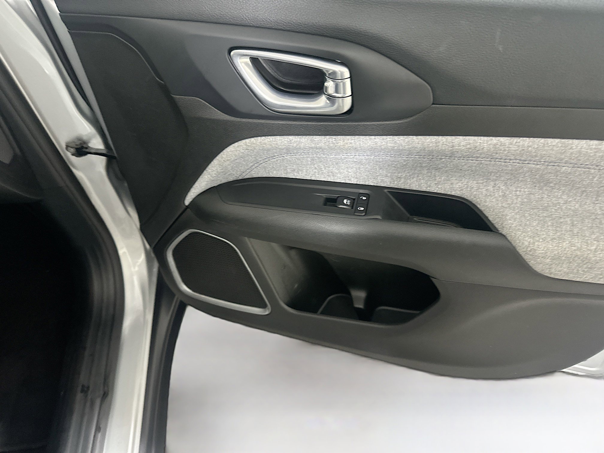 Used 2025 Jeep Compass Latitude image 30