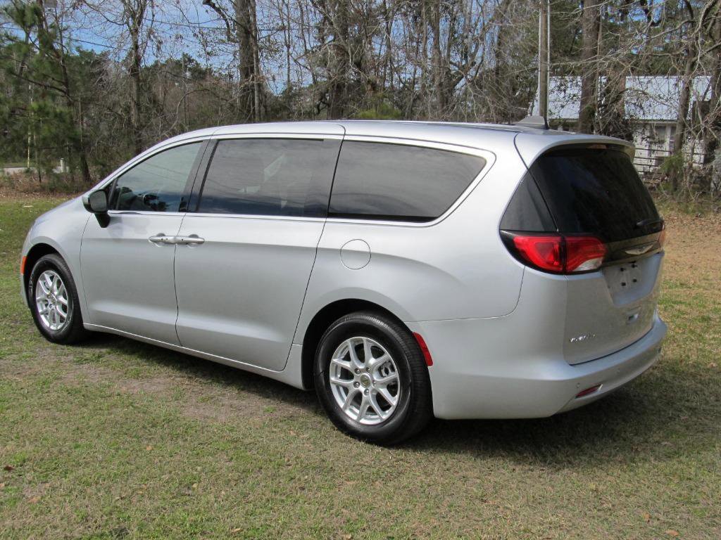 Used 2023 Chrysler Voyager LX image 4