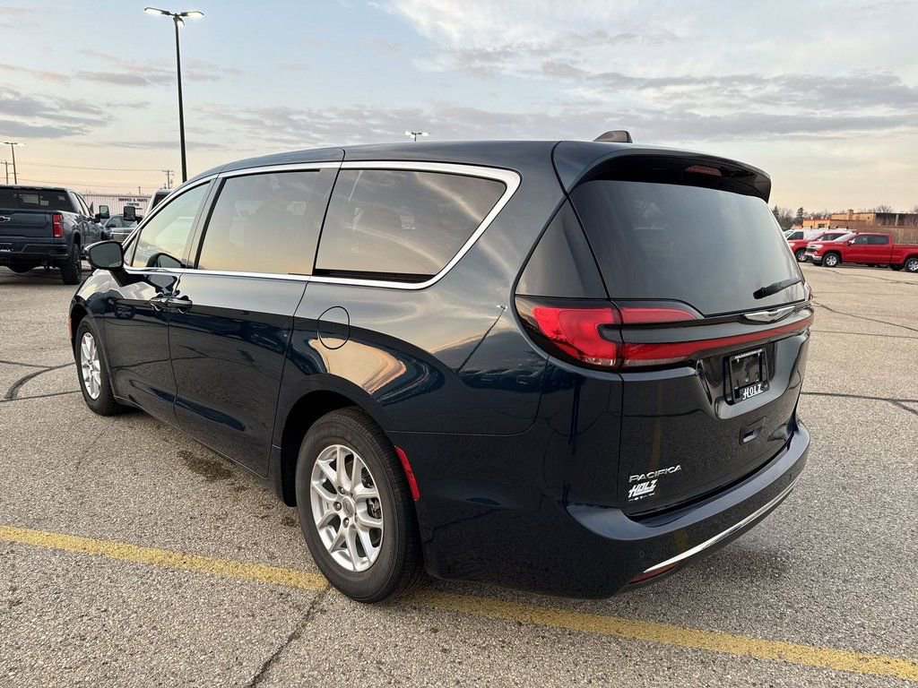 Used 2023 Chrysler Pacifica Touring-L image 3