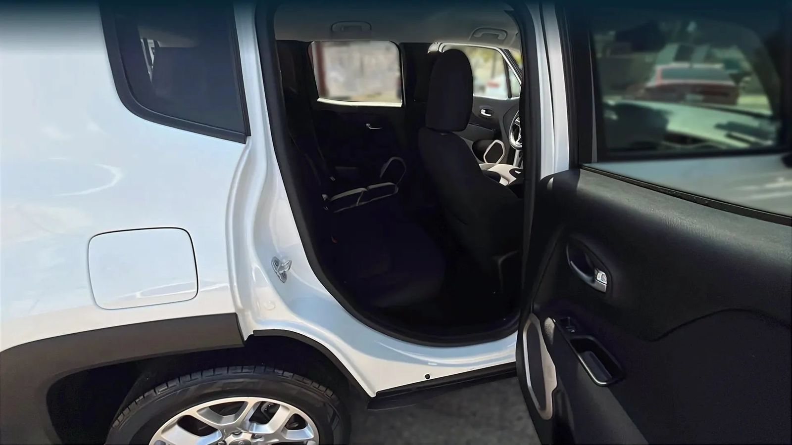 Used 2017 Jeep Renegade Latitude AWD/4WD image 16