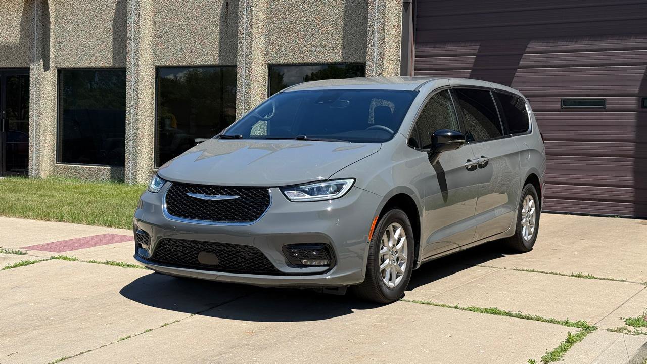 Used 2025 Chrysler Pacifica Select w/ Uconnect Theater Family Group FWD image 3