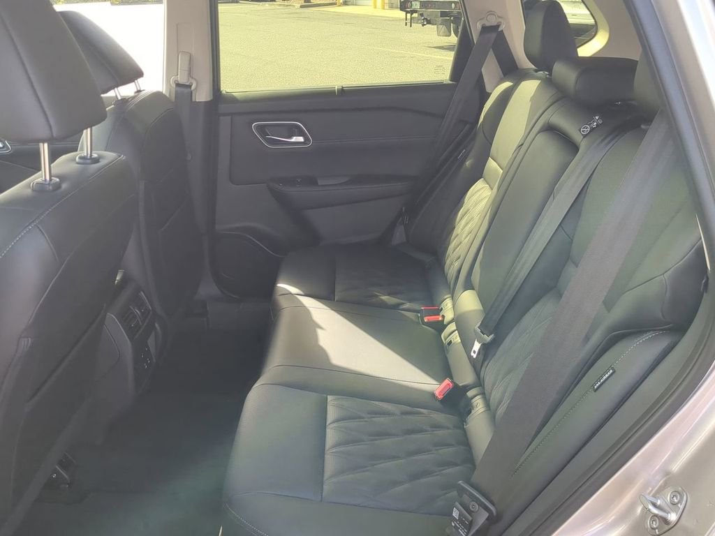 Used 2026 Nissan Rogue Platinum w/ Tech Package image 14