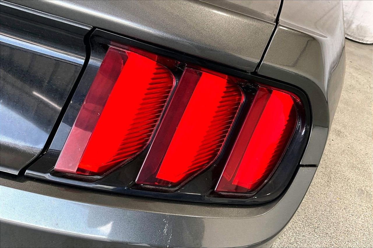Used 2016 Ford Mustang Coupe RWD image 13