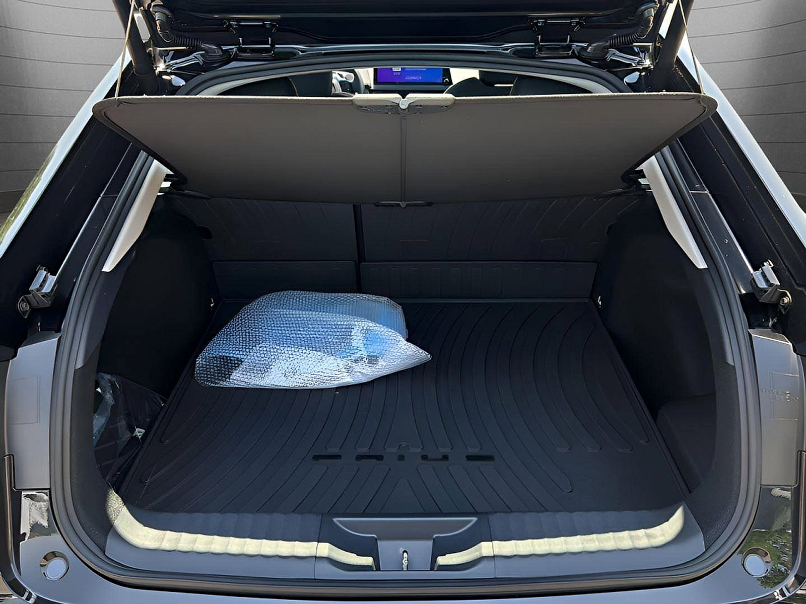 New 2025 Toyota Prius Plug-In Hybrid FWD image 30