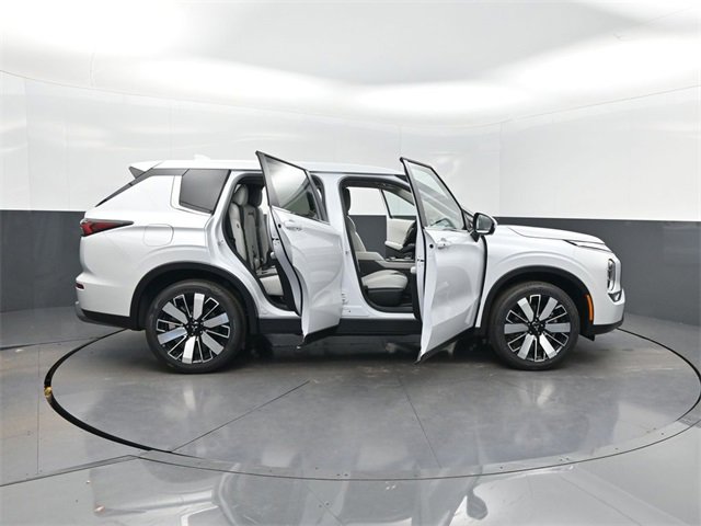 New 2025 Mitsubishi Outlander SE image 36