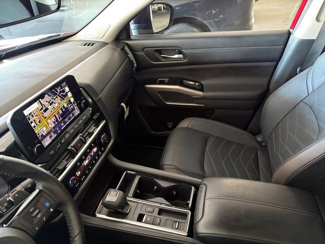 Used 2024 Nissan Pathfinder Platinum image 27