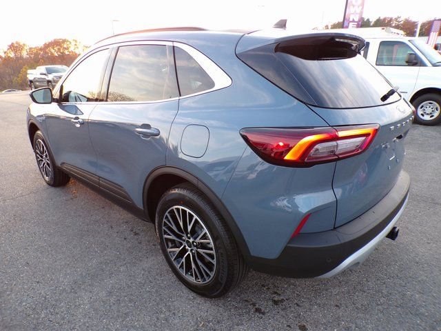 New 2026 Ford Escape SE w/ Class II Trailer Tow Package FWD image 3