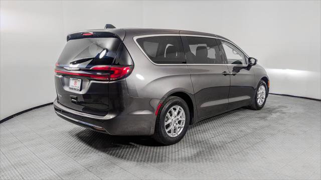 Used 2023 Chrysler Pacifica Touring-L FWD image 8