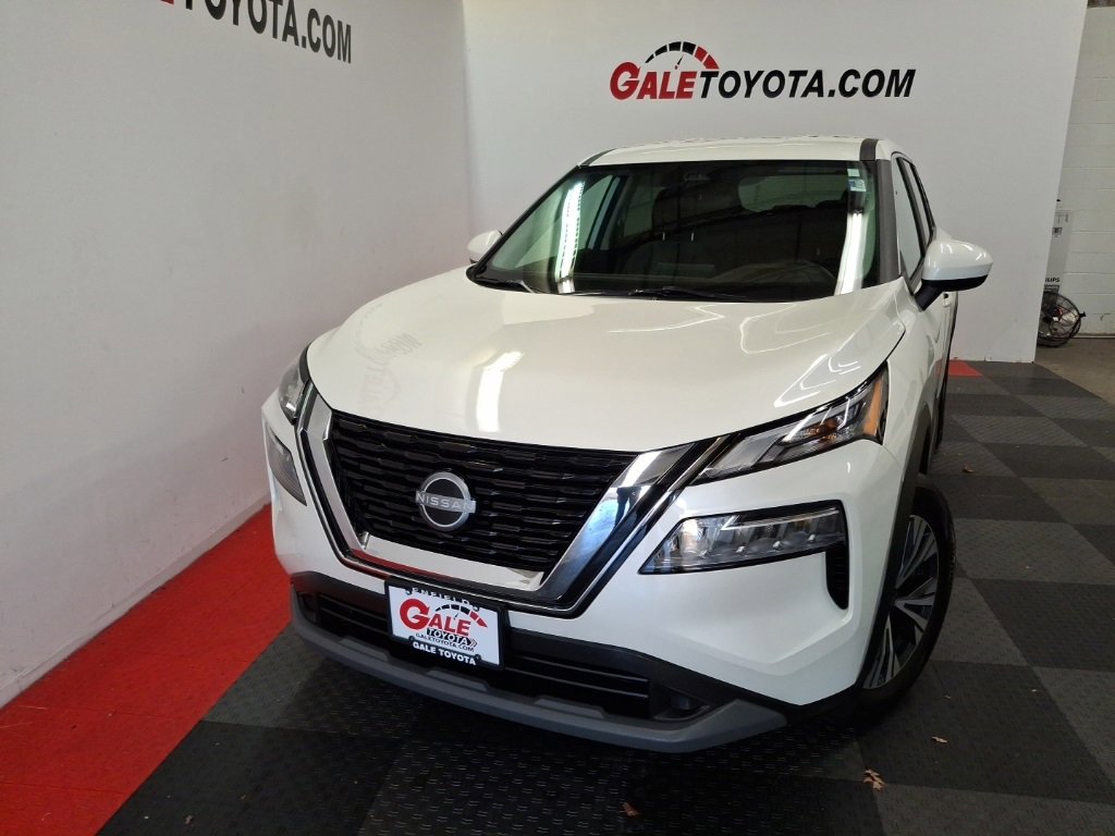 Used 2023 Nissan Rogue SV image 2