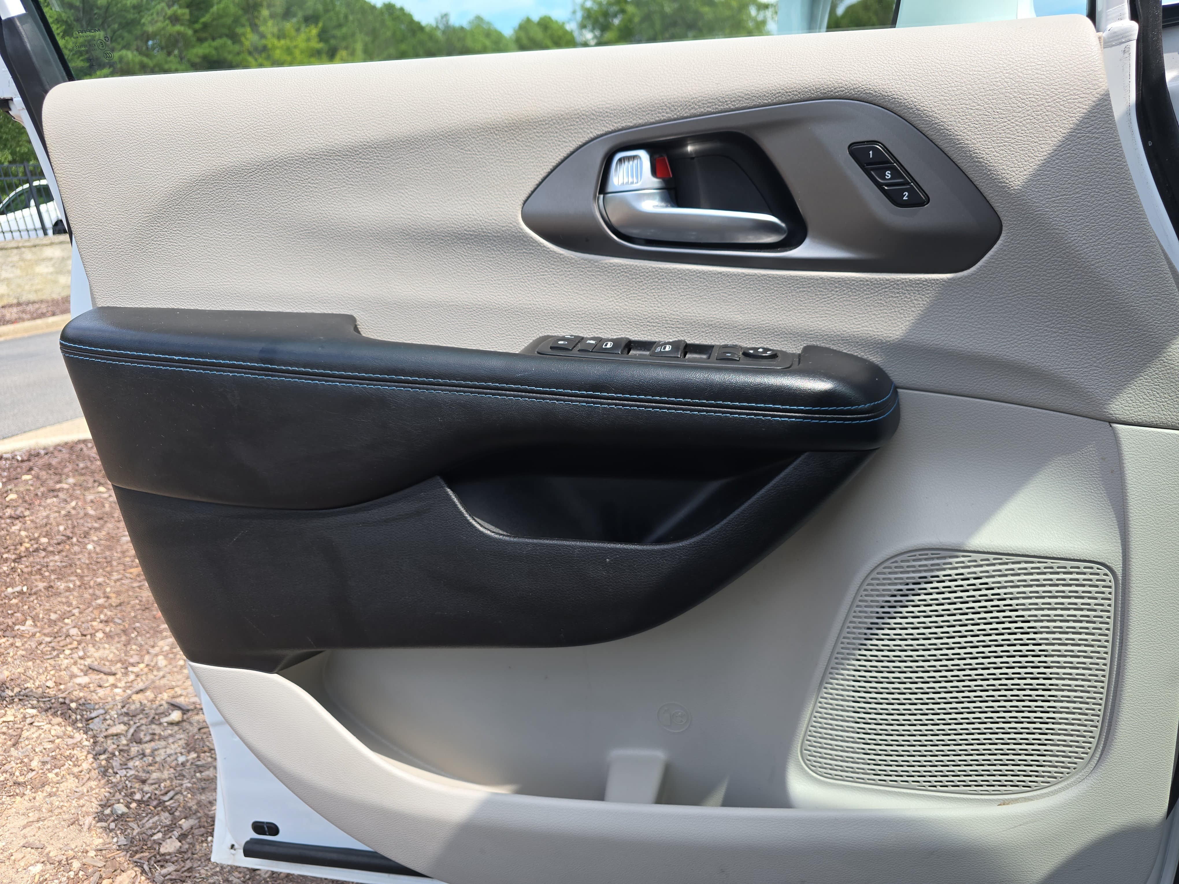 Used 2021 Chrysler Pacifica Touring-L FWD image 24