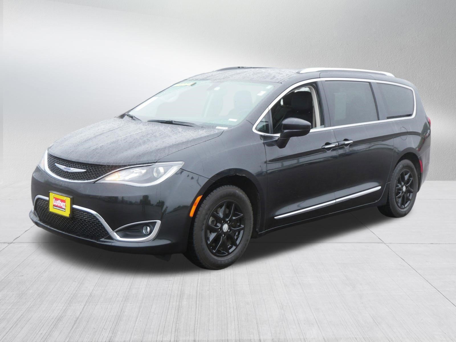 Used 2020 Chrysler Pacifica Touring-L FWD image 3