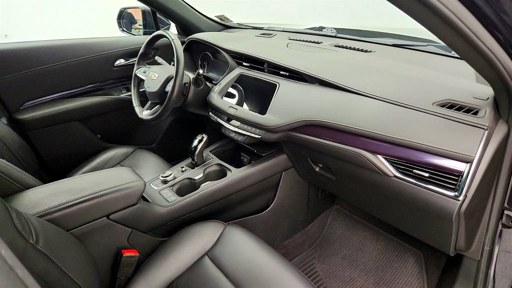 Used 2023 Cadillac XT4 Luxury w/ Cold Weather Package AWD/4WD image 24