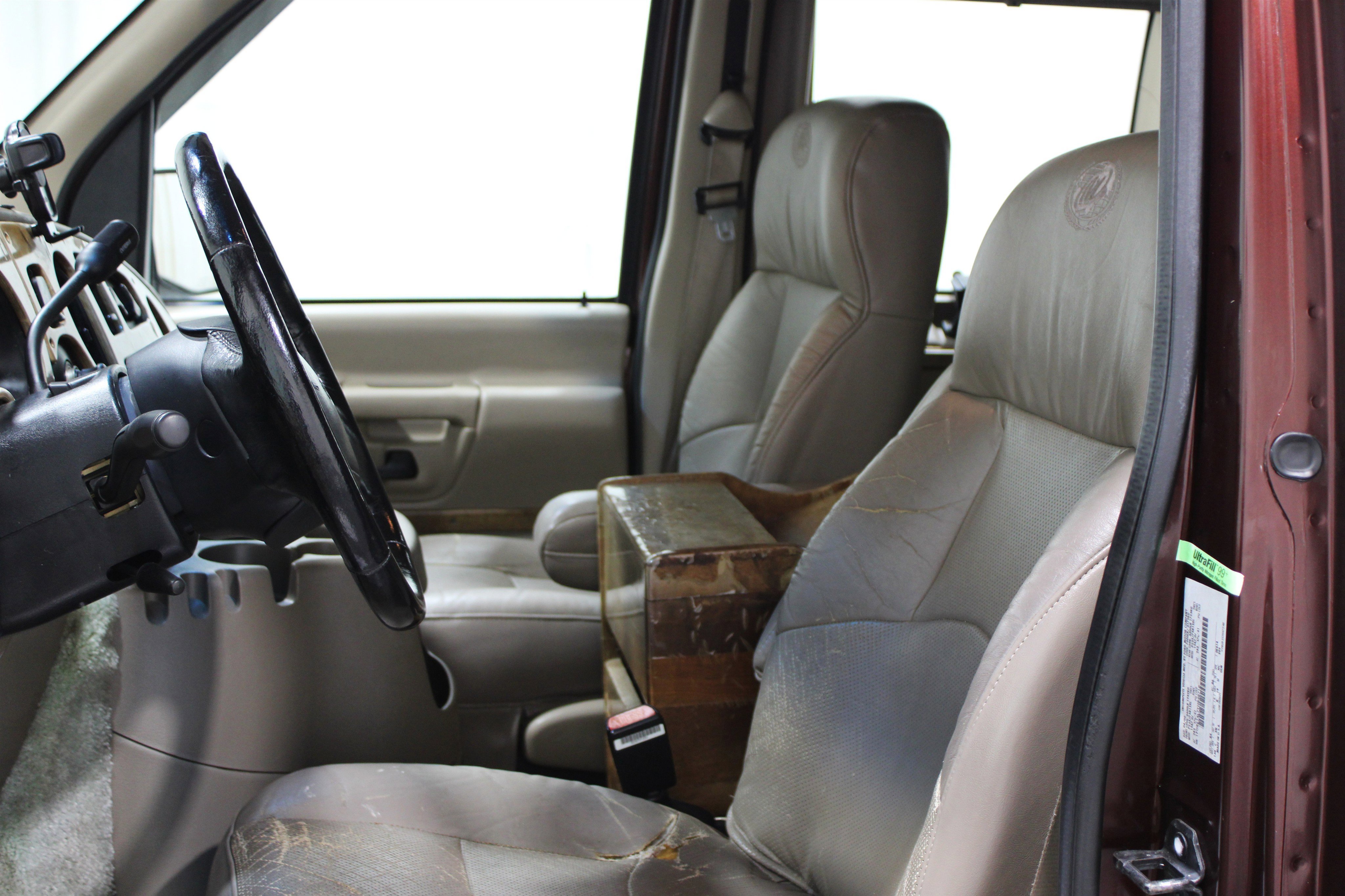 Used 2000 Ford E-150 and Econoline 150 Recreational Mark III image 3