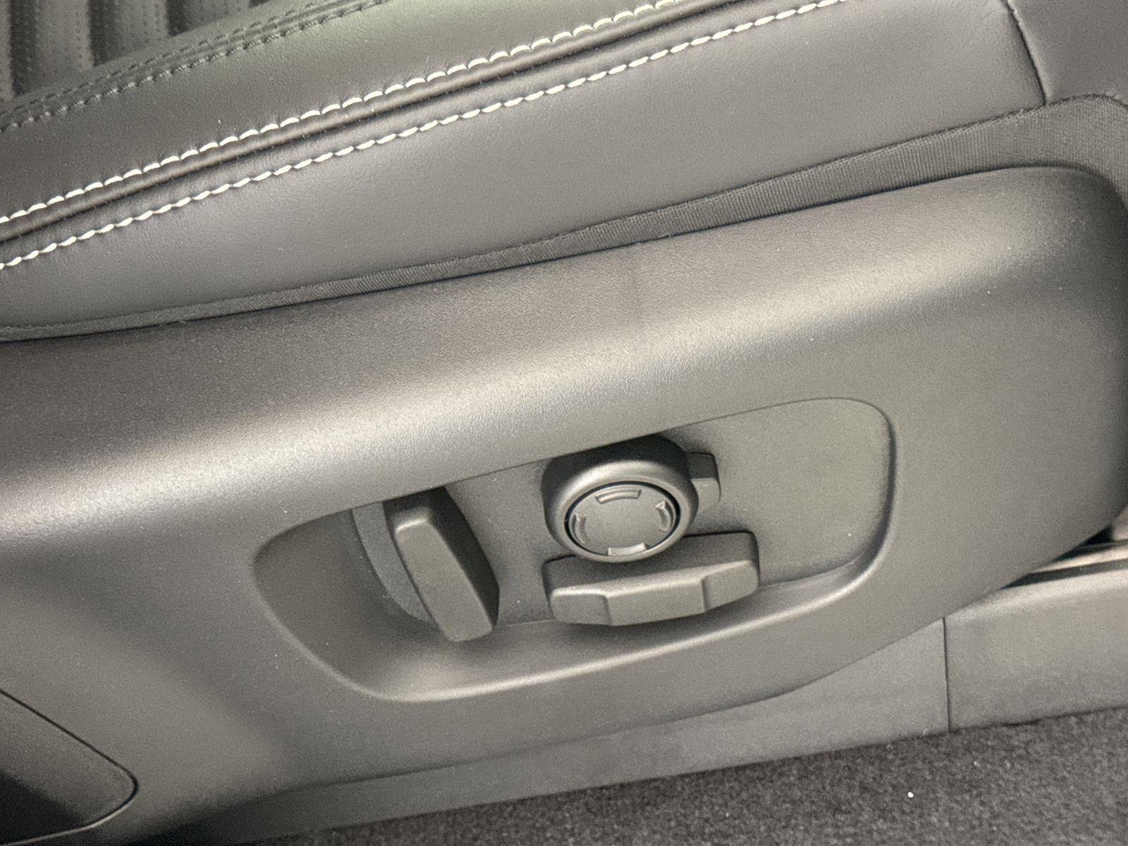 Certified 2025 Land Rover Discovery Dynamic SE image 37