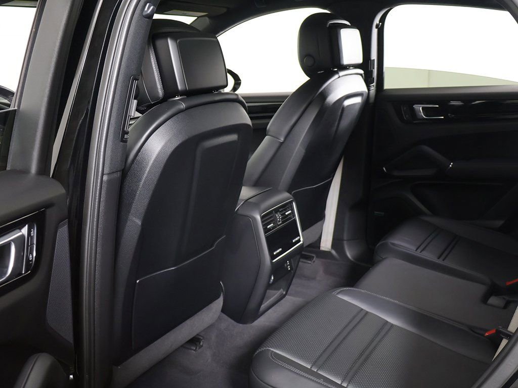 Used 2023 Porsche Cayenne Platinum Edition w/ Premium Package Plus image 30