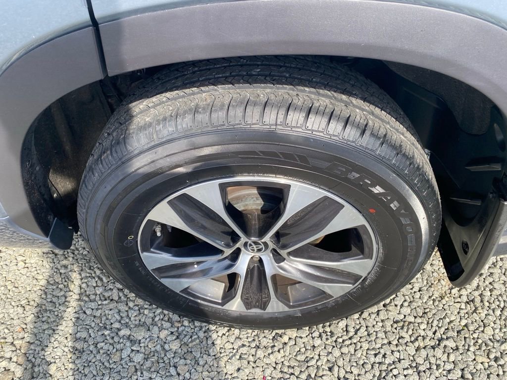 Used 2021 Toyota Highlander XLE AWD/4WD image 27