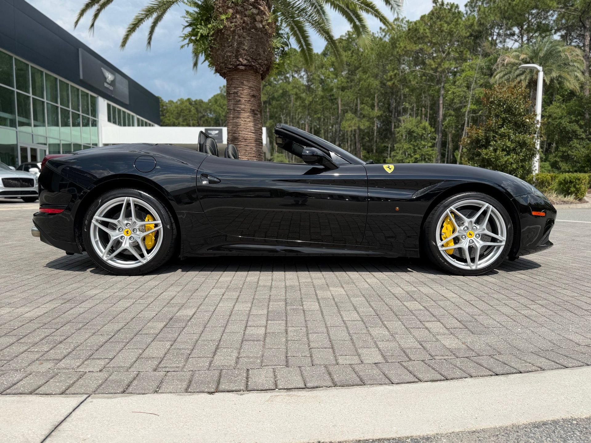 Used 2016 Ferrari California T RWD image 8