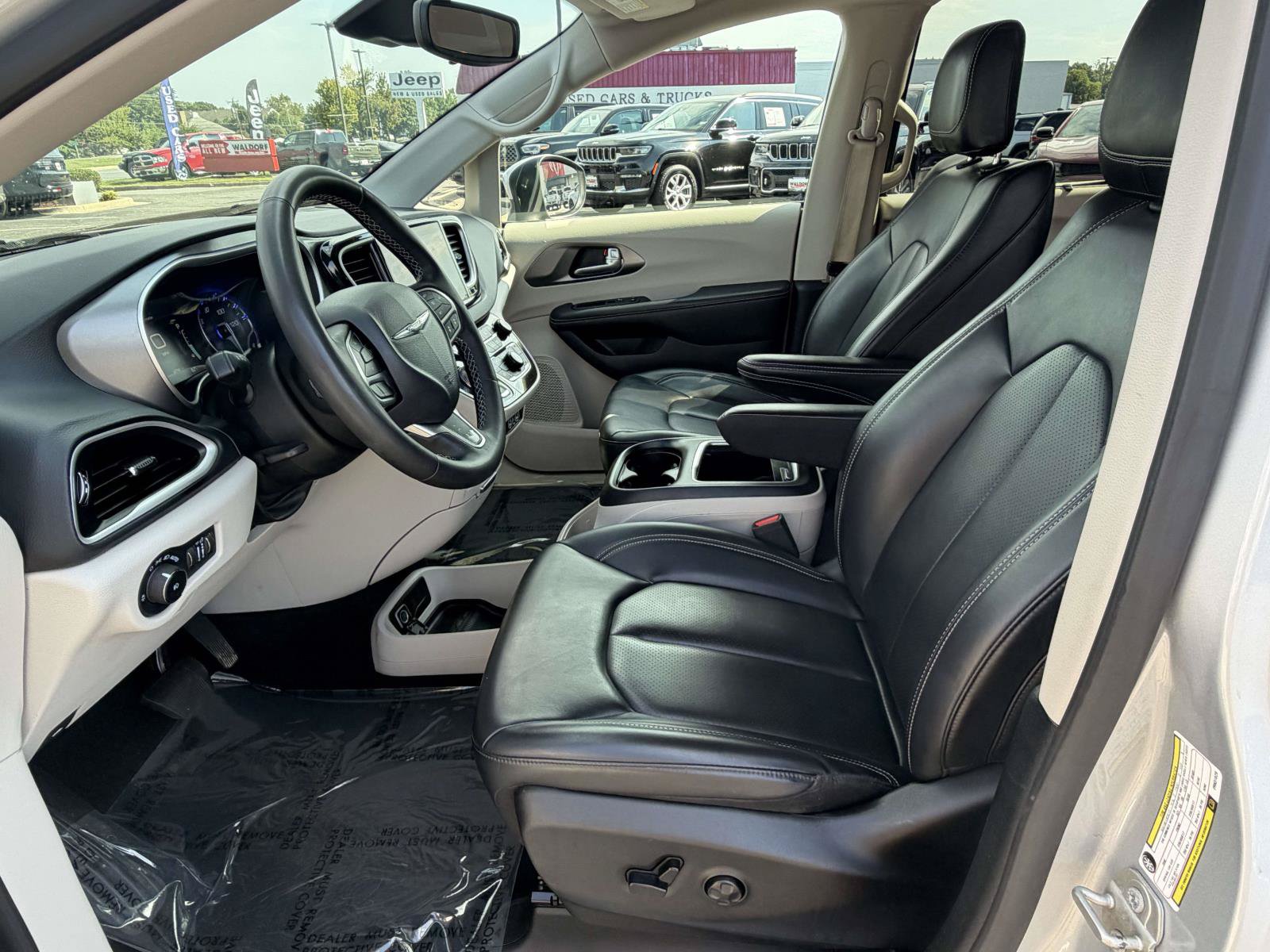 Used 2023 Chrysler Pacifica Touring-L FWD image 25