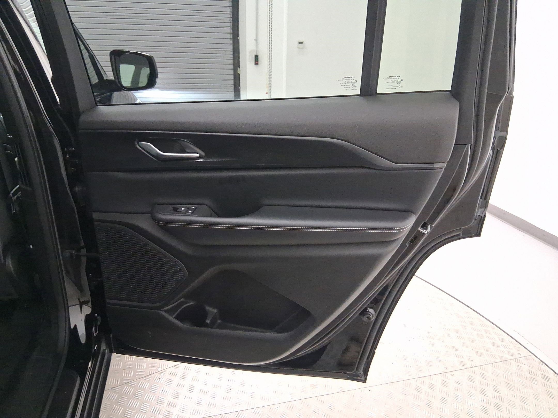 Used 2024 Jeep Grand Cherokee L Laredo image 30