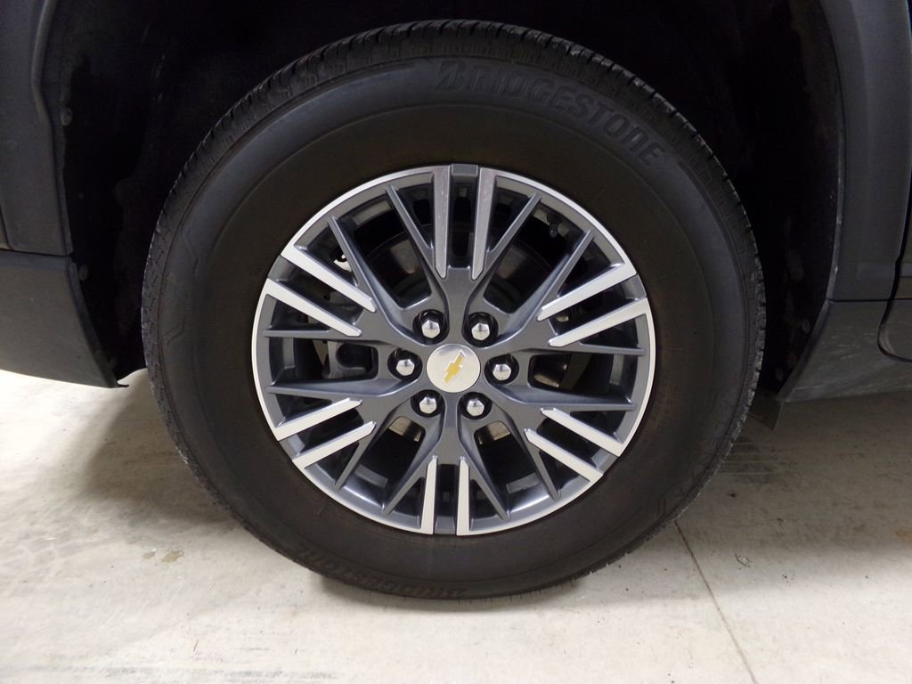 Used 2025 Chevrolet Traverse LT image 33