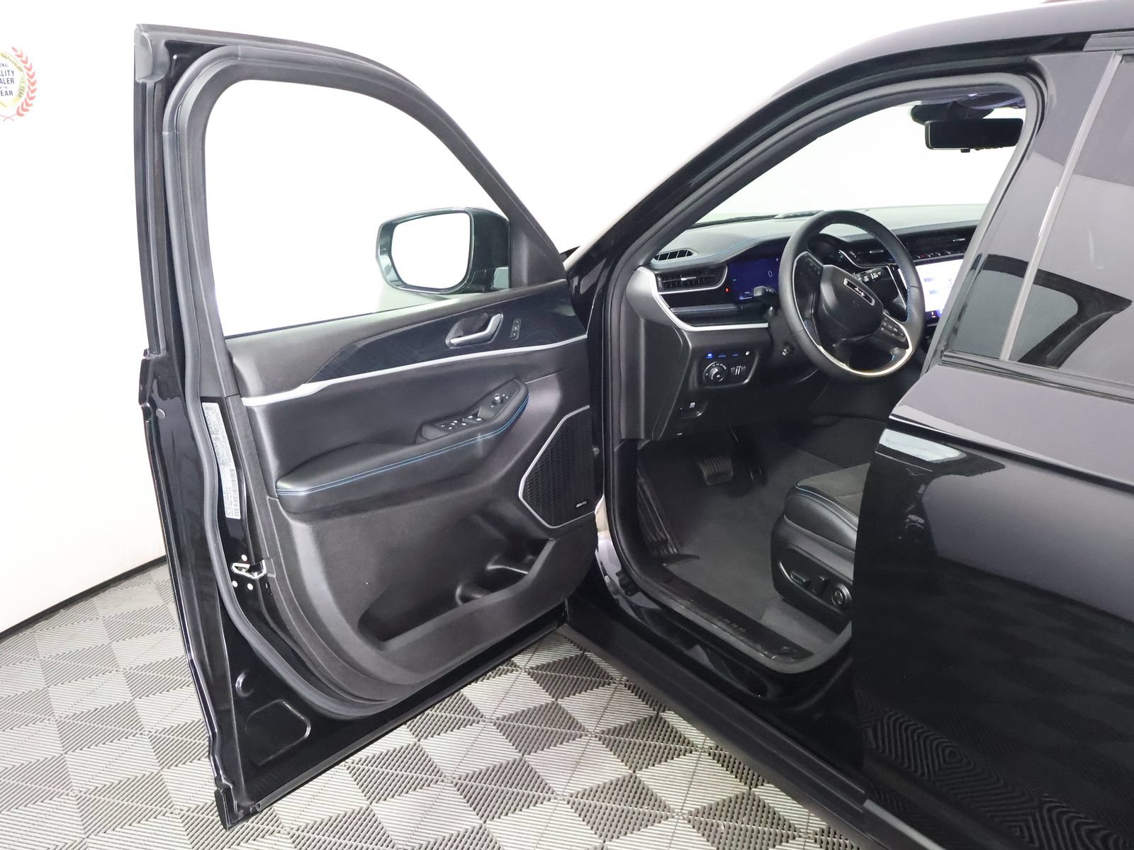 Used 2024 Jeep Grand Cherokee Trailhawk w/ Advanced Protech Group II AWD/4WD image 25
