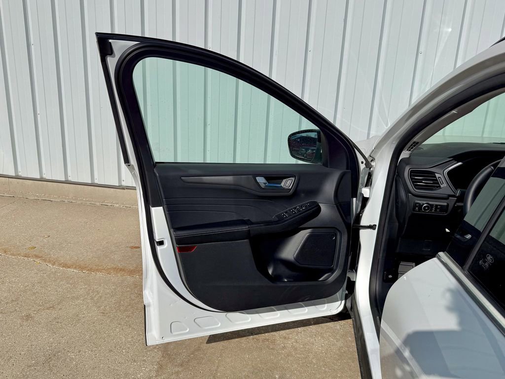 Certified 2025 Ford Escape SE image 13
