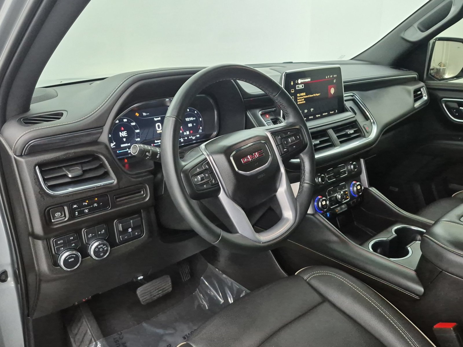 Used 2023 GMC Yukon SLT w/ SLT Premium Package AWD/4WD image 4