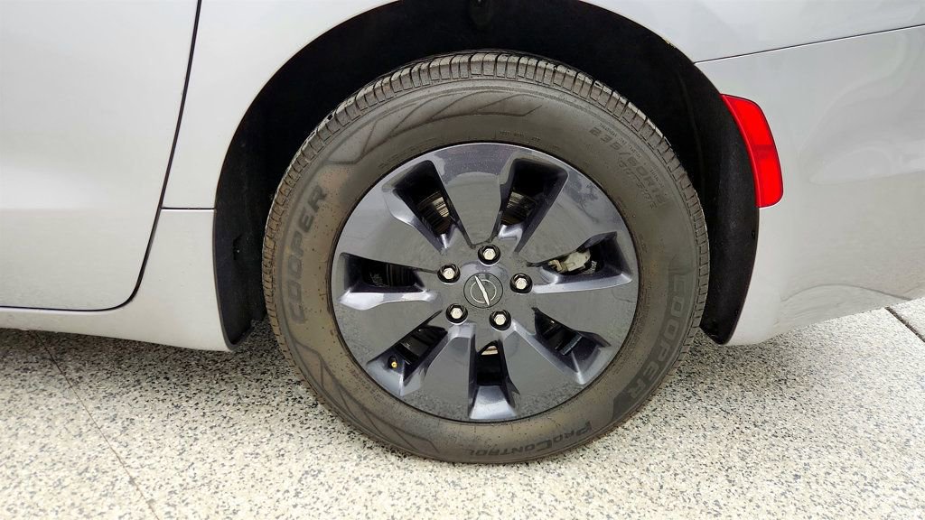 Used 2020 Chrysler Pacifica Touring-L w/ S Appearance Package image 9