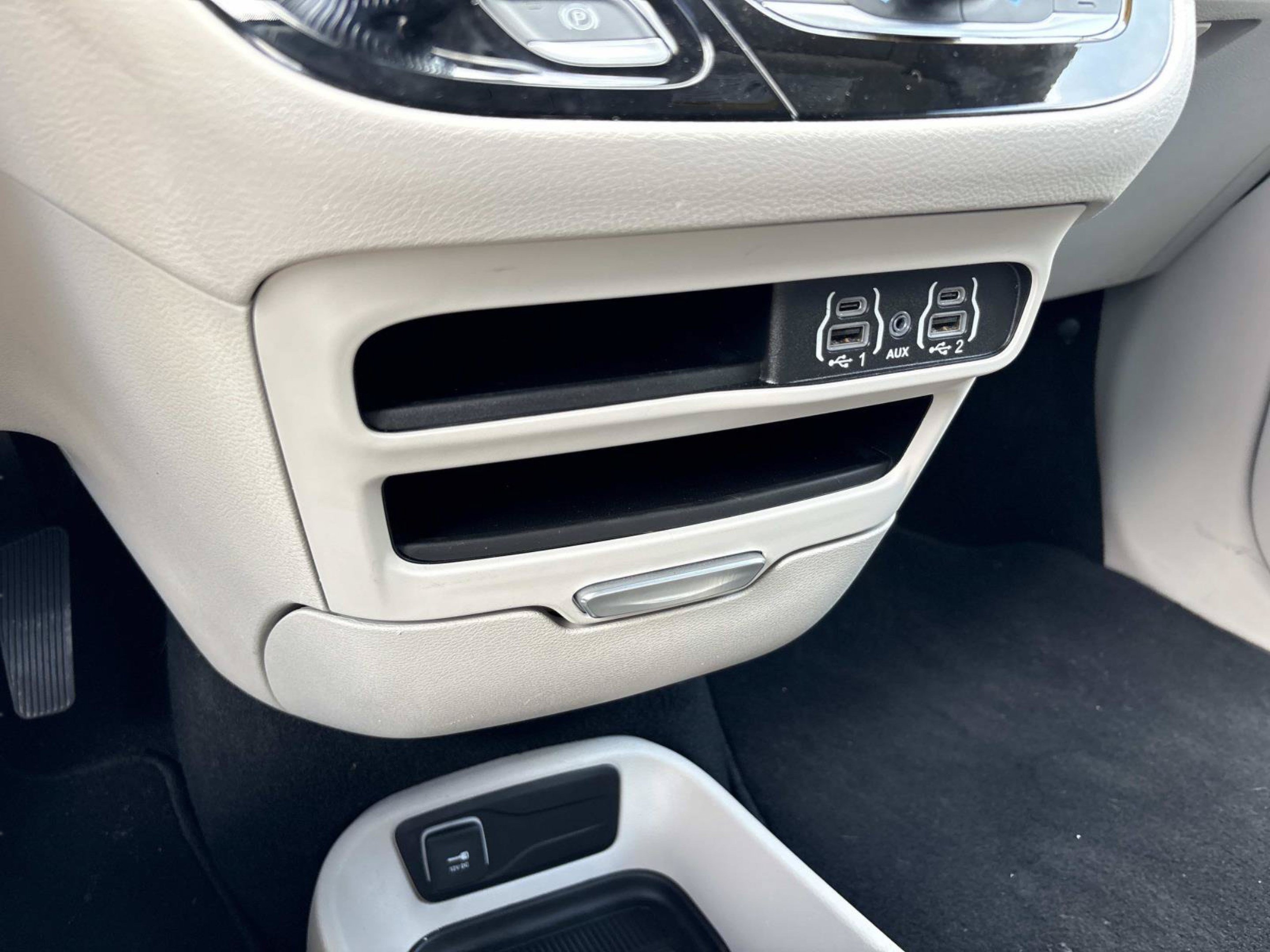 Used 2024 Chrysler Pacifica Touring-L FWD image 31
