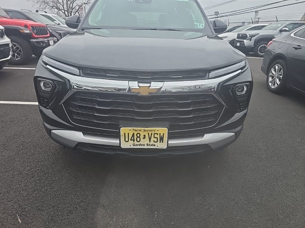 Used 2025 Chevrolet TrailBlazer LT AWD/4WD image 2