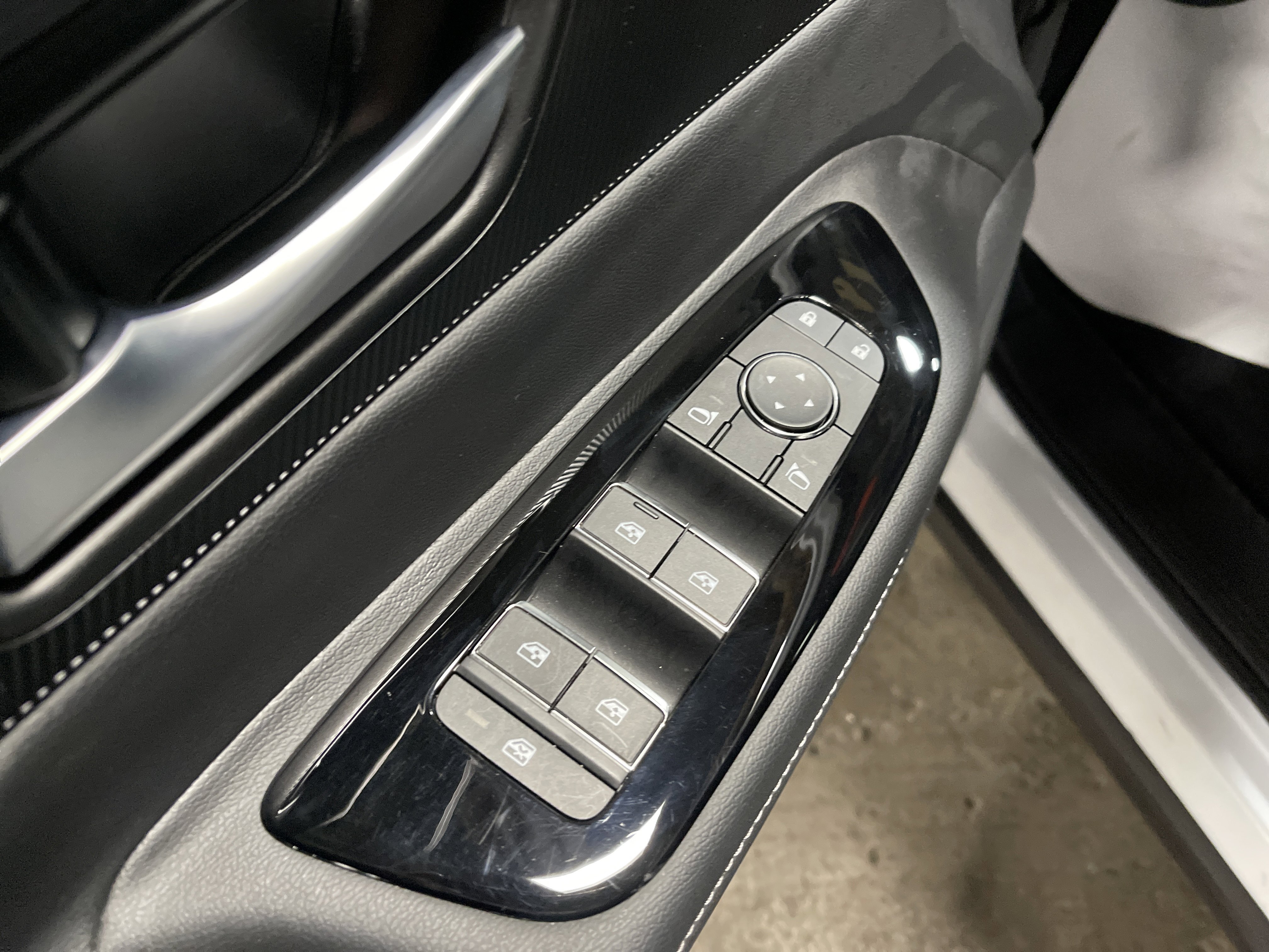 Used 2025 Nissan Murano SV image 8